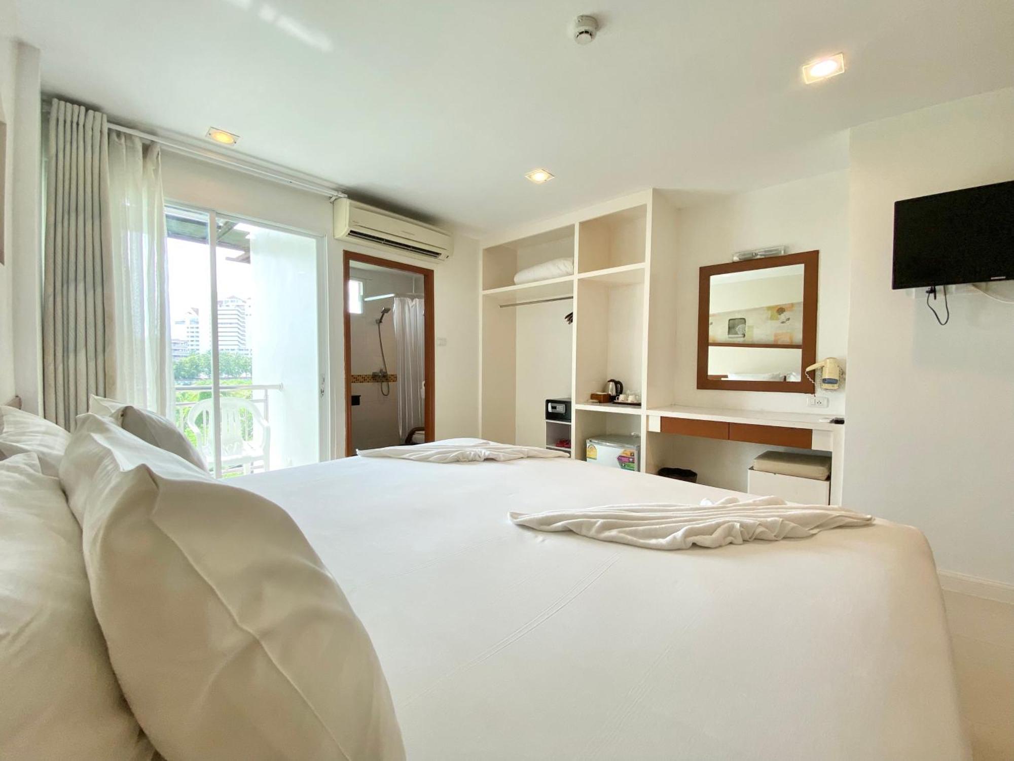 Готель Patong Platinums Екстер'єр фото
