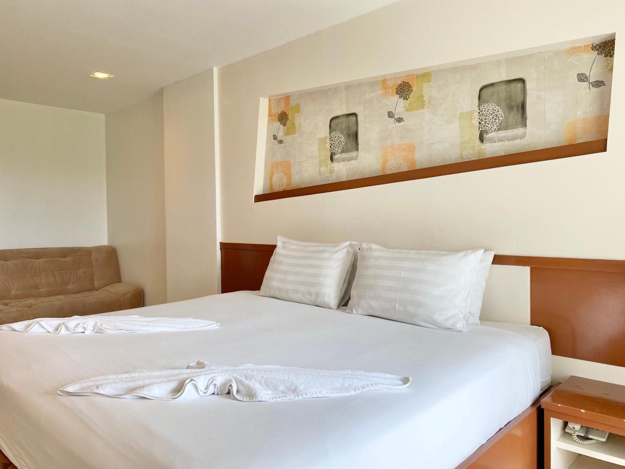 Готель Patong Platinums Екстер'єр фото